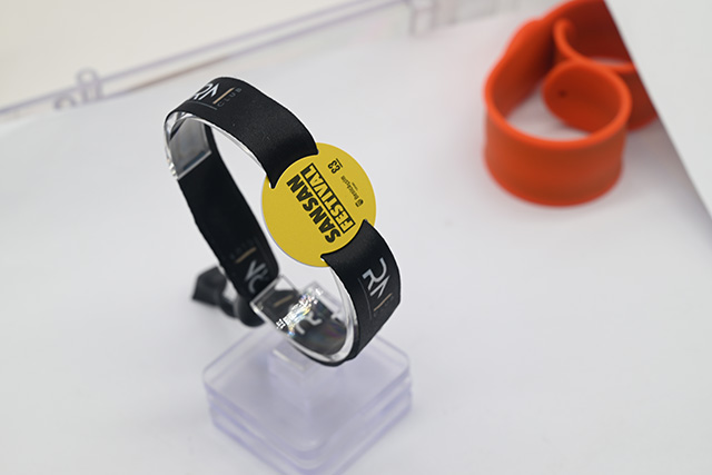 這樣的帶按鍵顯示屏可視銀行卡您是否見過呢？