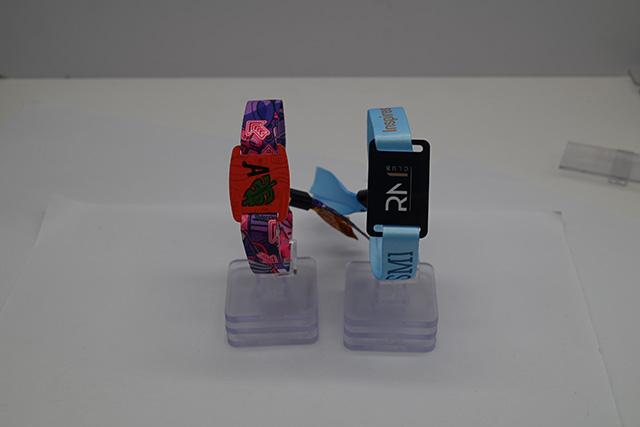 會員卡的種類是有很多種的,可以根據(jù)它們的材質(zhì)、形狀、用途以及芯片類型來進行分類 會員卡的種類是有很多種的,可以根據(jù)它們的材質(zhì)、形狀、用途以及芯片類型來進行分類